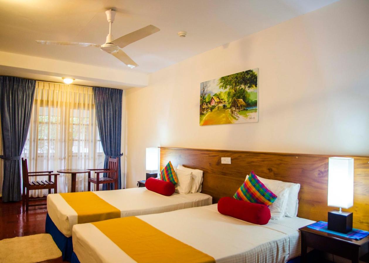 Catamaran Beach Hotel Negombo Buitenkant foto